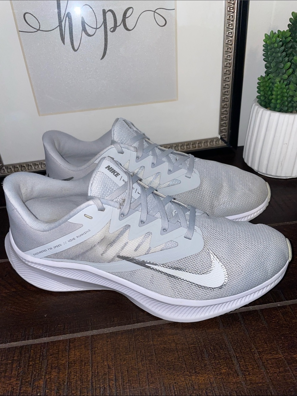 Nike Quest 3 Women’s Running Shoes Sneakers Size 8.5 Platinum / Metallic Silver - Picture 1 of 14